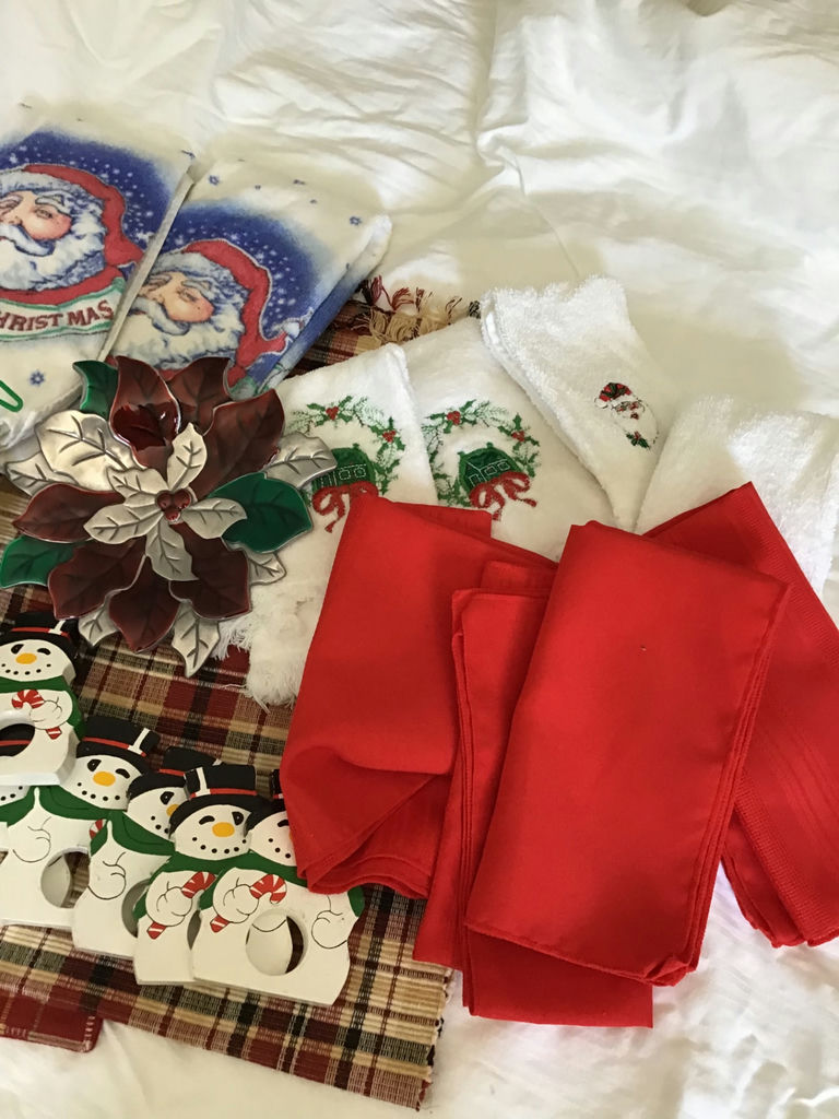 Christmas Decor and Linens Collection - image 2 of 3