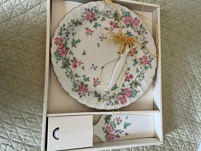 Floral porcelain cake plate with matching small porcelain knife - Image 1 of 2