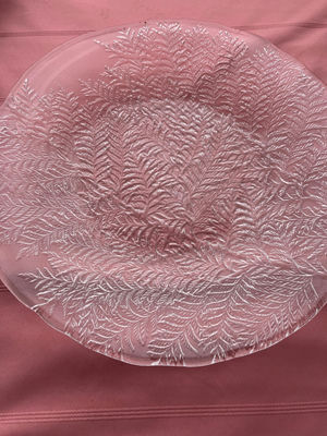 Clear fern-etched glass plate and clear glass plate with floral pattern - Image 1 of 2