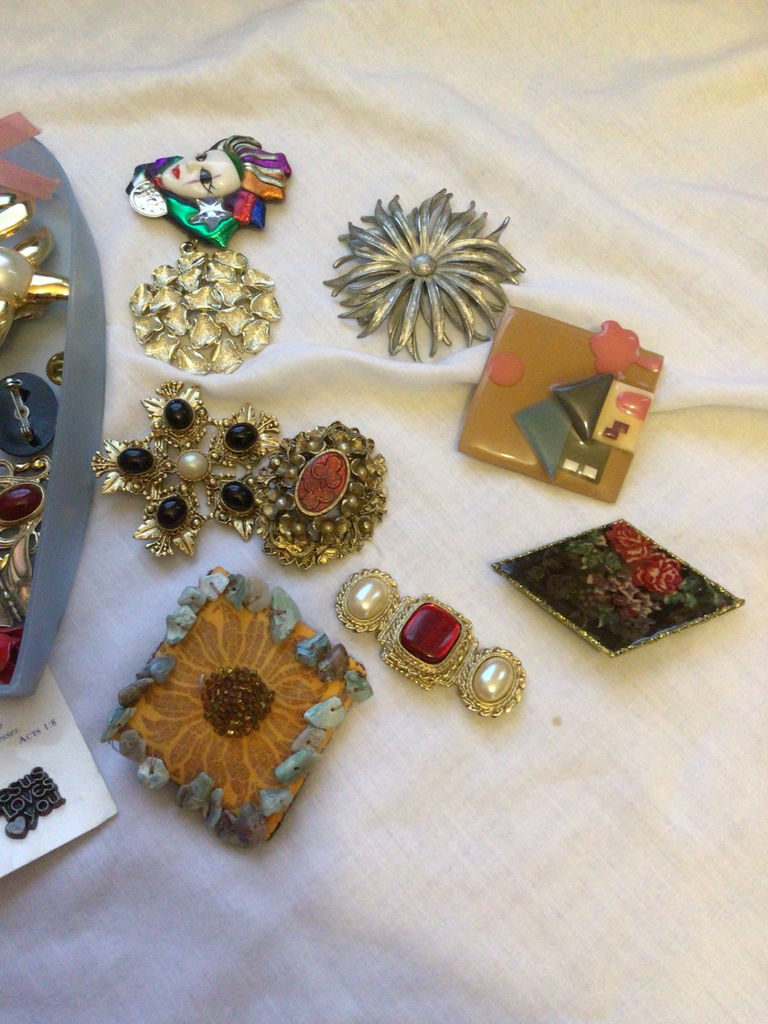Assorted costume jewelry and brooches - image 3 of 3