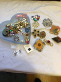 Assorted costume jewelry and brooches - thumbnail 2 of 3