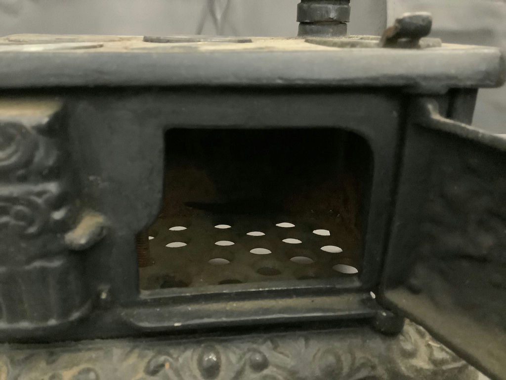 Model Cast Iron Stoves - image 4 of 7