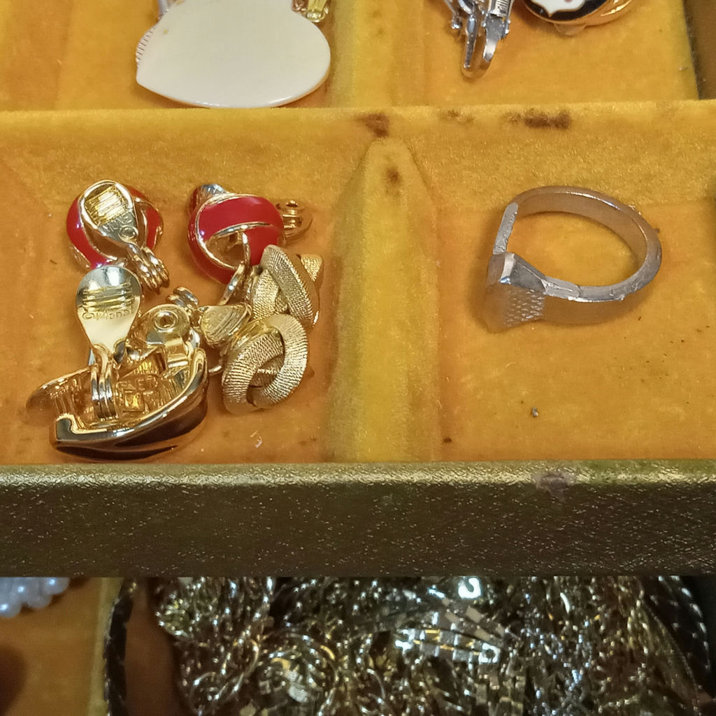 Ladies Costume Jewelry & Box - image 17 of 23
