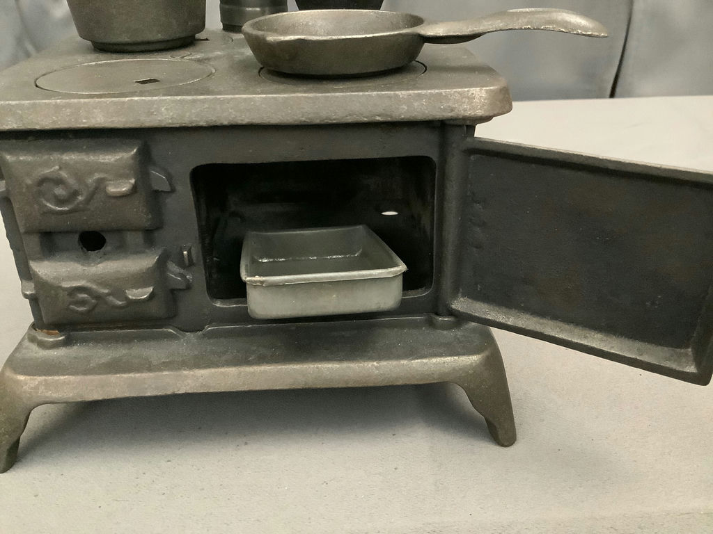 Model Cast Iron Stoves - image 7 of 7