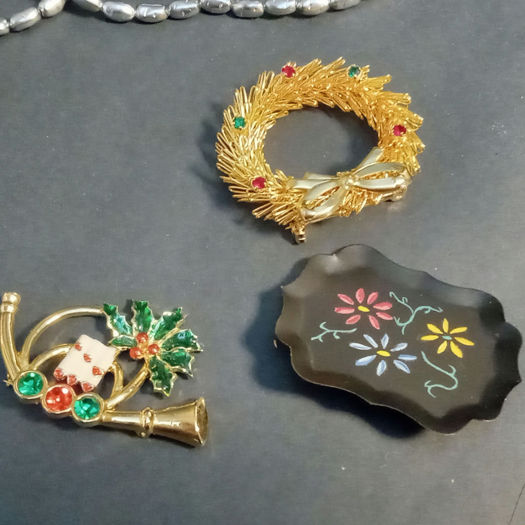 Ladies Costume Jewelry & Box - image 9 of 23