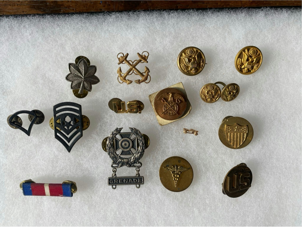 Miscellaneous Lot 9 Military Buttons and Pins - image 1 of 6