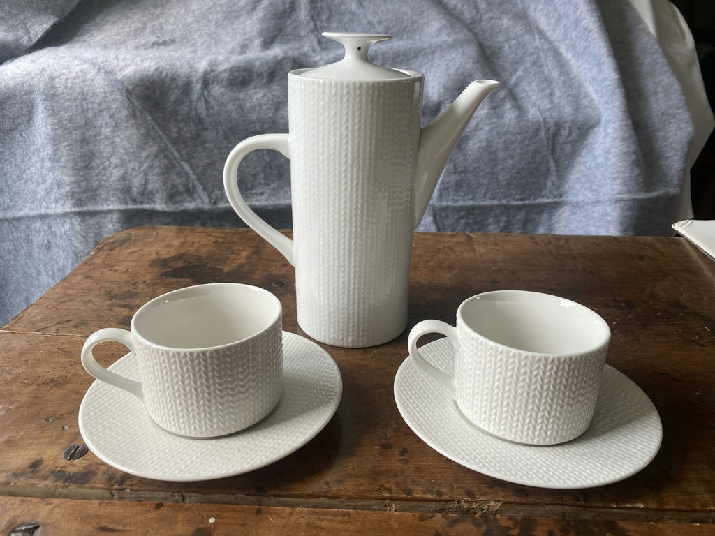 Coffee pot with 2 cups and saucers Alpine White - image 1 of 15
