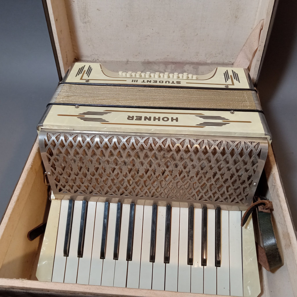 Hohner Student III Accordian - image 2 of 17