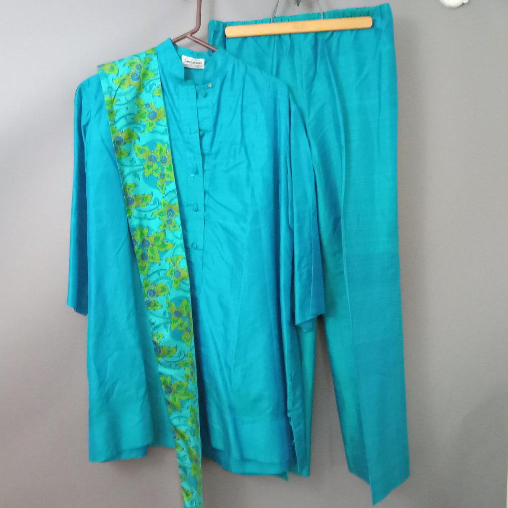 Thai Silk Formal Attire - image 8 of 16