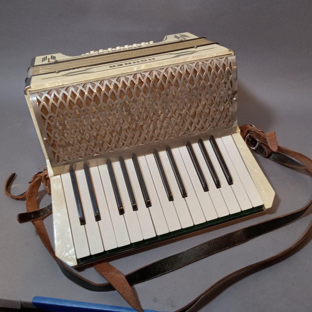 Hohner Student III Accordian - image 3 of 17