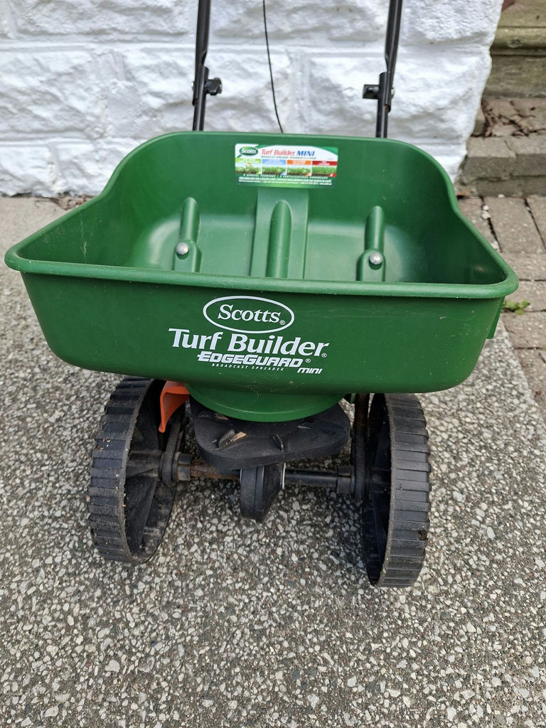 Scotts Turf Builder EdgeGuard Mini Broadcast Spreader - image 5 of 5
