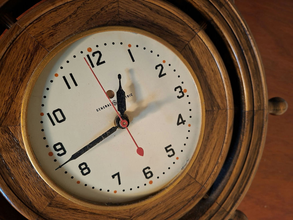 General Electric Wooden Ship Wheel Wall Clock - image 4 of 5