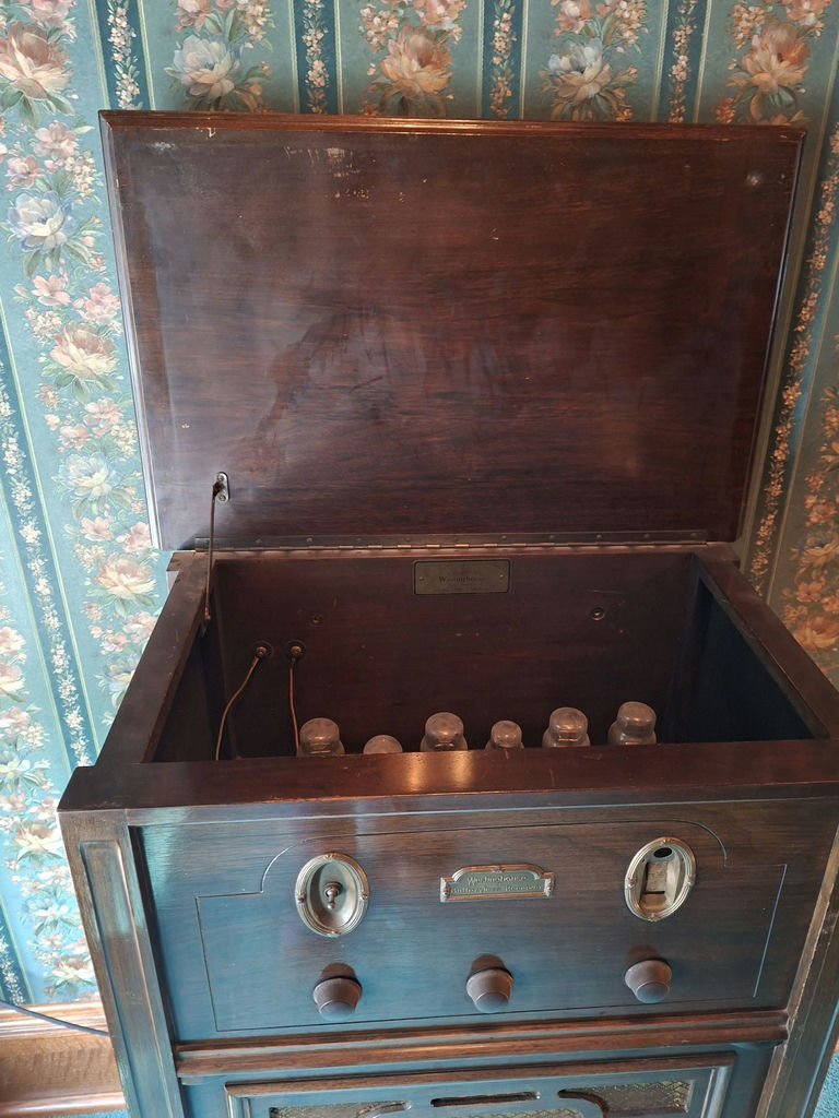 Vintage Westinghouse Batteryless Receiver Radio Cabinet And Radio - image 8 of 12