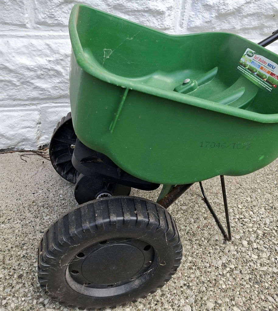 Scotts Turf Builder EdgeGuard Mini Broadcast Spreader - image 4 of 5