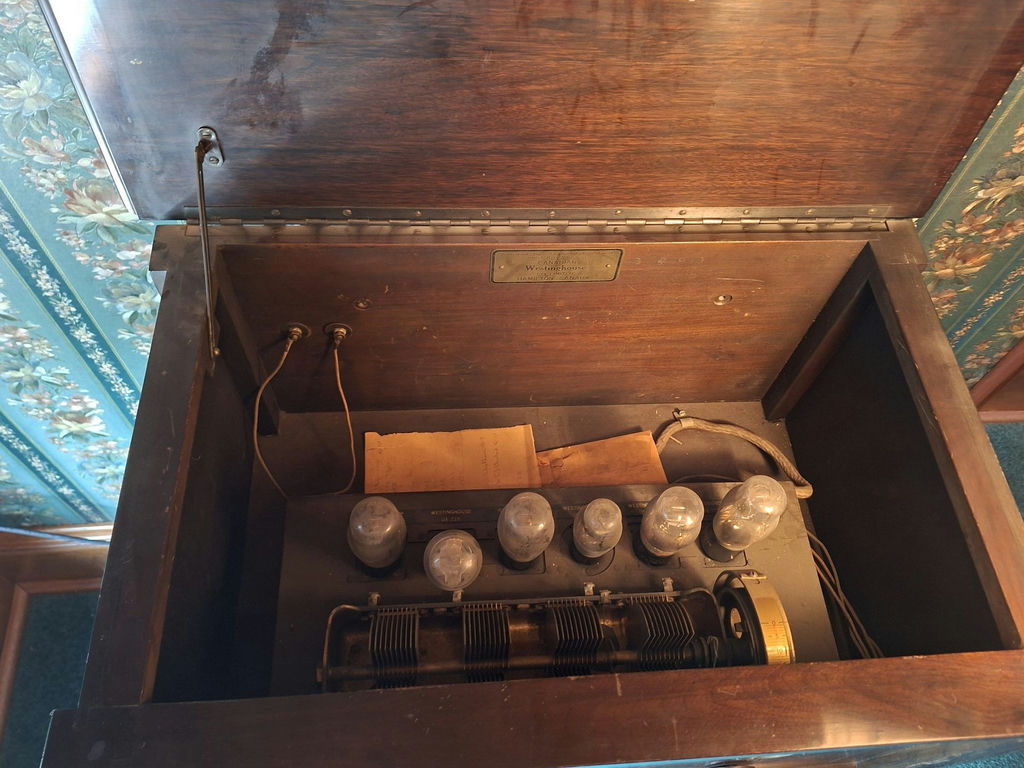 Vintage Westinghouse Batteryless Receiver Radio Cabinet And Radio - image 9 of 12