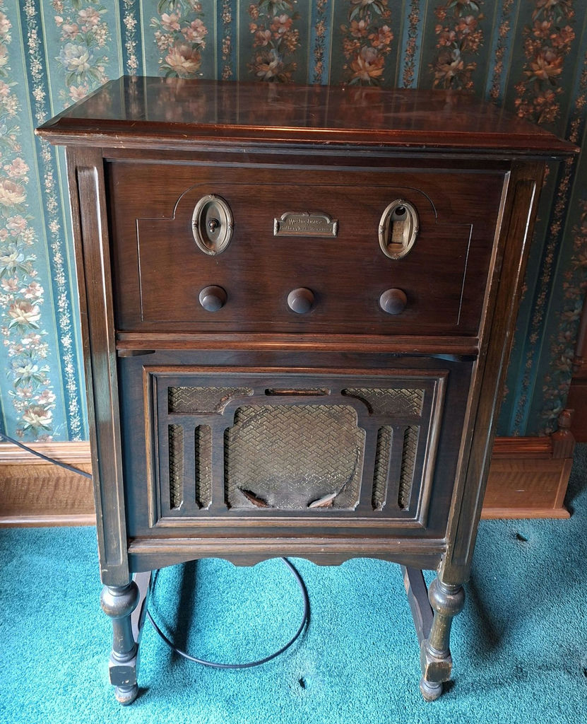 Vintage Westinghouse Batteryless Receiver Radio Cabinet And Radio - image 1 of 12