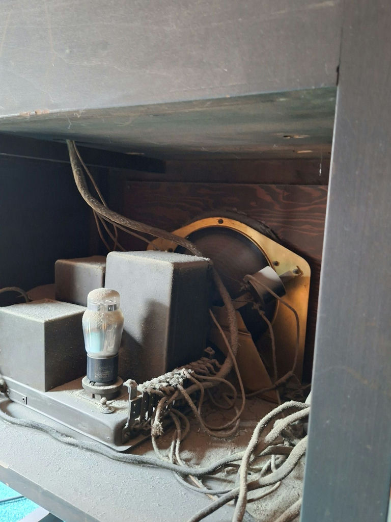Vintage Westinghouse Batteryless Receiver Radio Cabinet And Radio - image 12 of 12