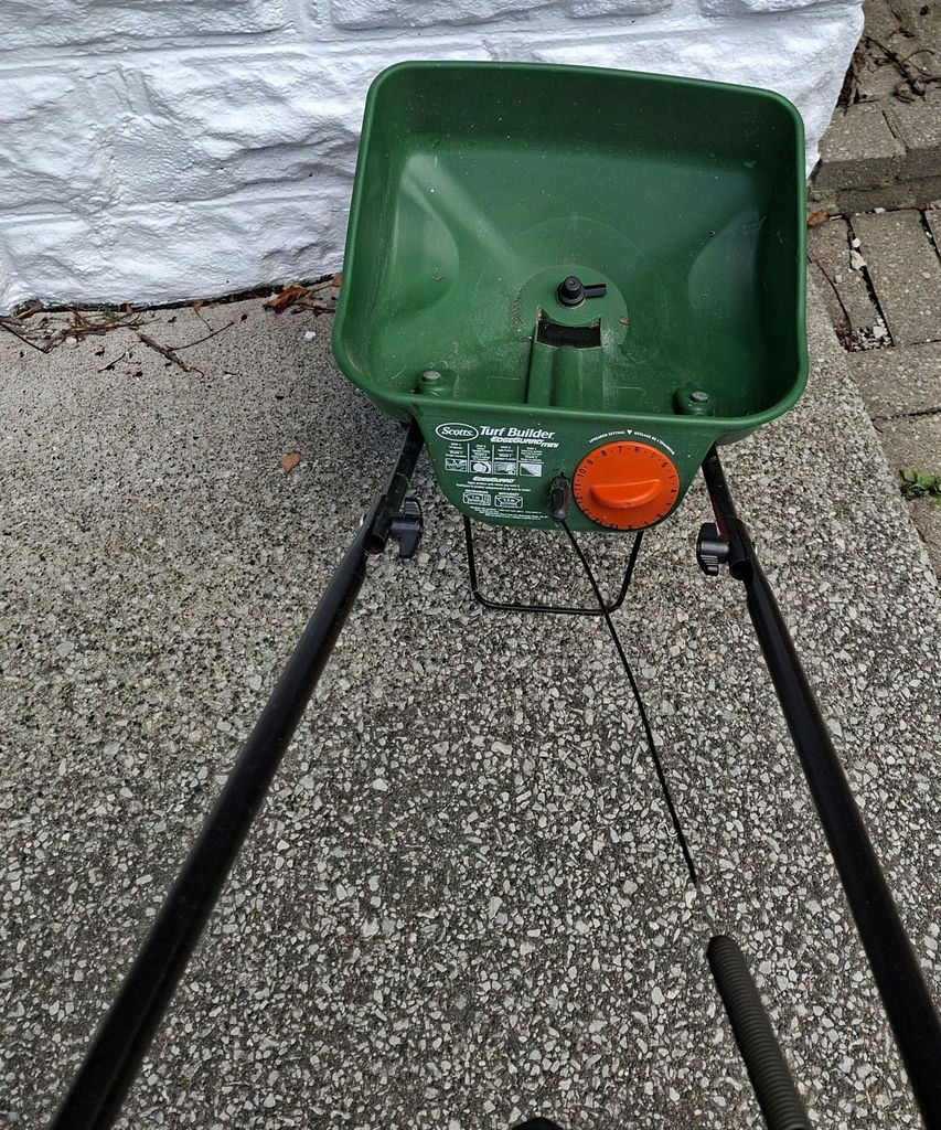 Scotts Turf Builder EdgeGuard Mini Broadcast Spreader - image 2 of 5