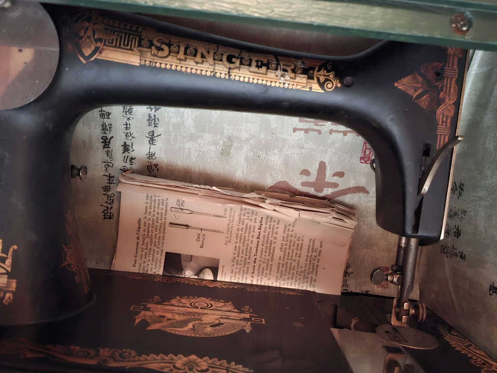 Vintage Singer Sewing Machine Table - image 4 of 6