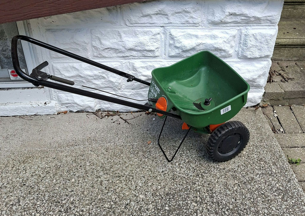Scotts Turf Builder EdgeGuard Mini Broadcast Spreader - image 1 of 5