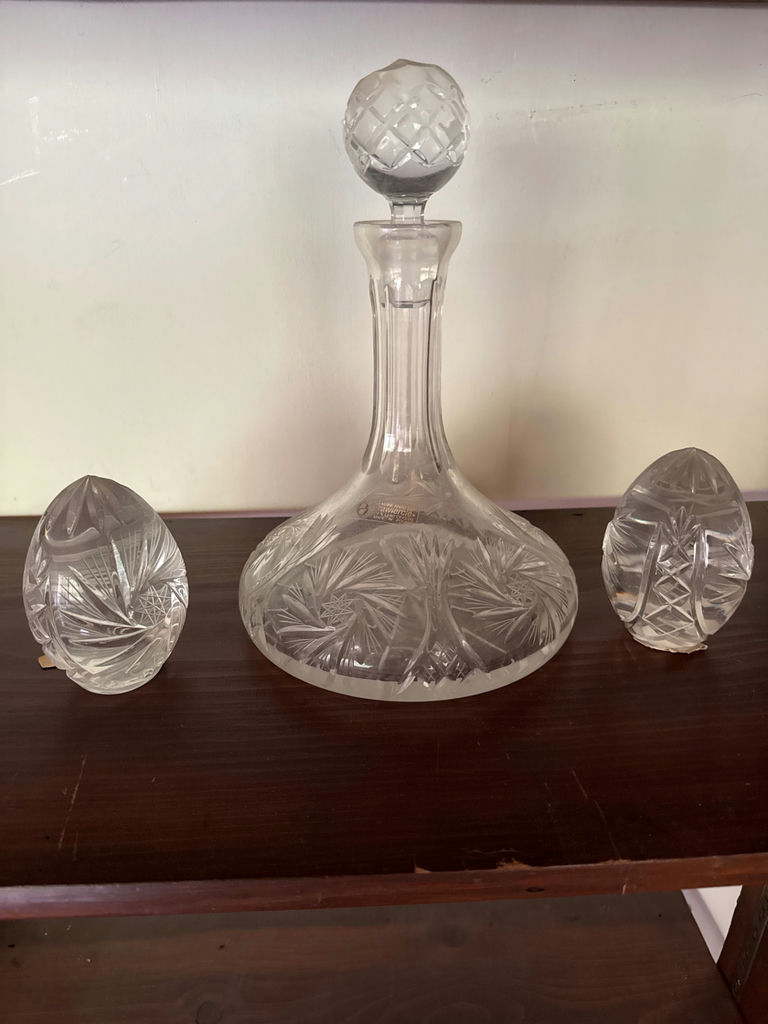 Hand-cut crystal decanter with two matching stoppers - image 1 of 3