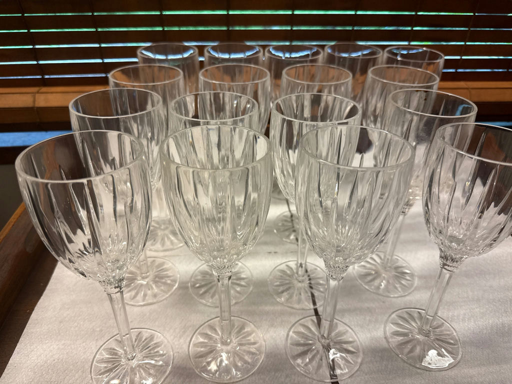 Crystal stemware wine glasses - image 2 of 3