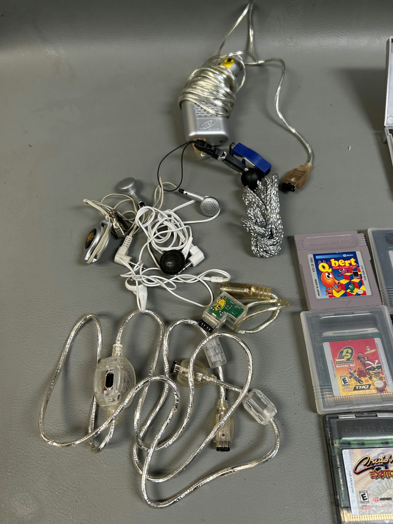 2002 Nintendo Game Boy Advance Accessories and Games - image 8 of 8