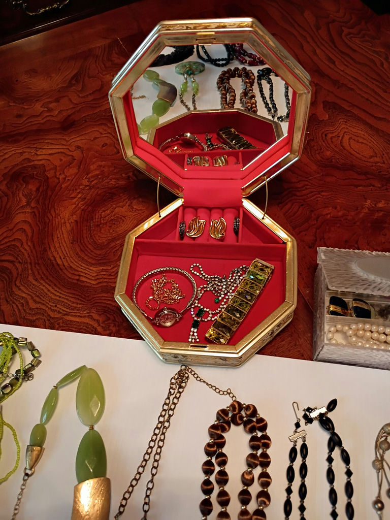 Assorted Costume Jewelry and Jewelry Boxes - image 3 of 5