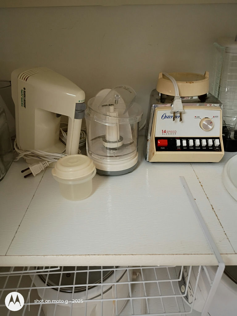 Vintage Kitchen Appliances and Accessories - image 1 of 4