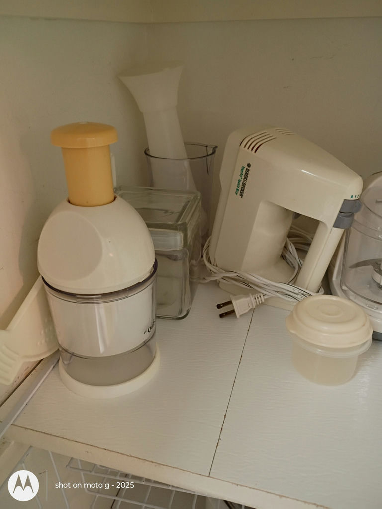 Vintage Kitchen Appliances and Accessories - image 2 of 4