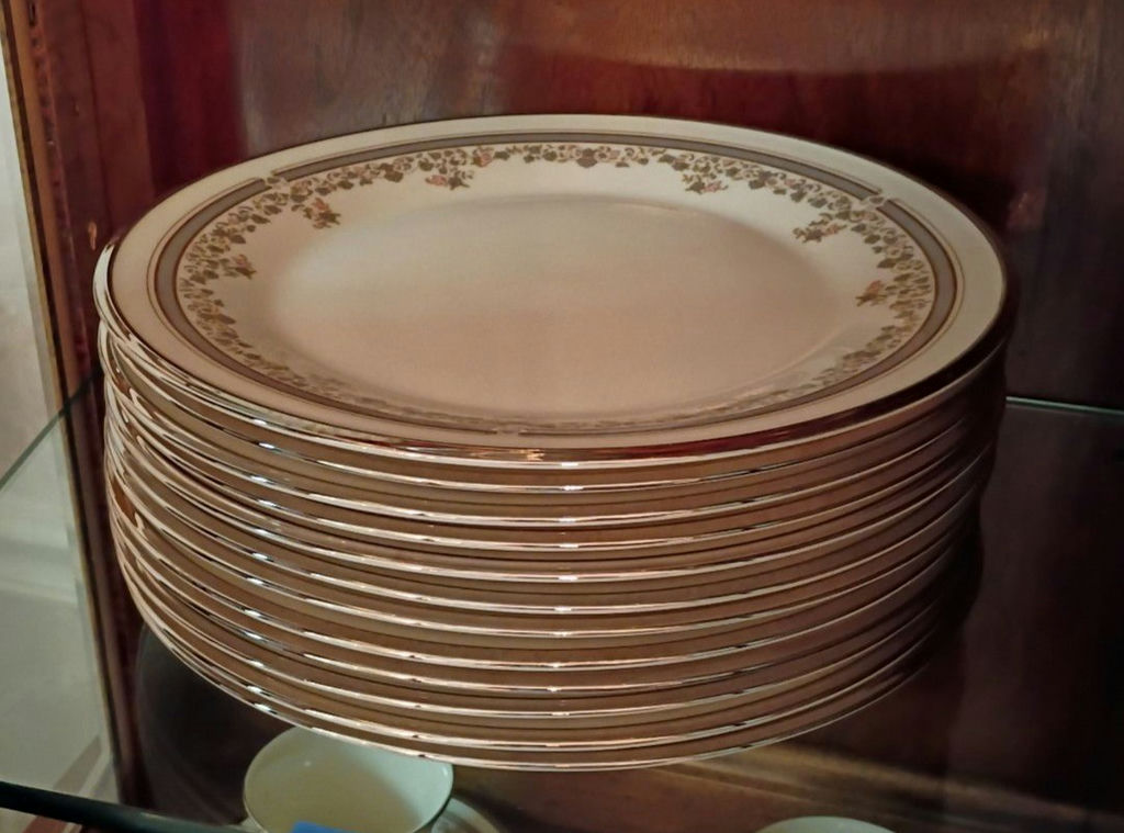 Set of Lenox Lace Point Dinner Plates - image 1 of 3