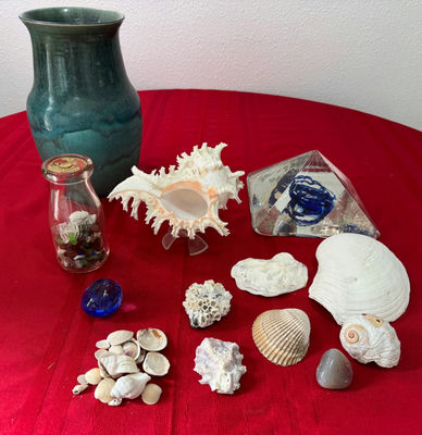 Seashells, vase, and decorative glass objects - Image 1 of 6