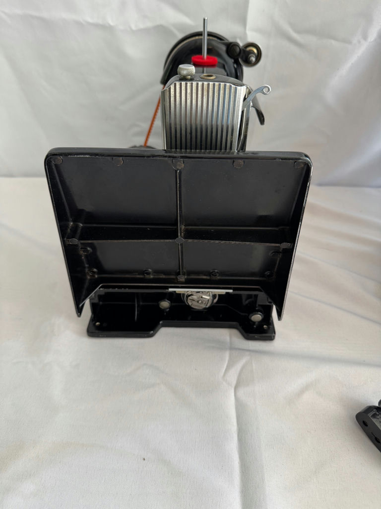 Vintage Singer Featherweight 221 Sewing Machine with Original Case - image 5 of 10