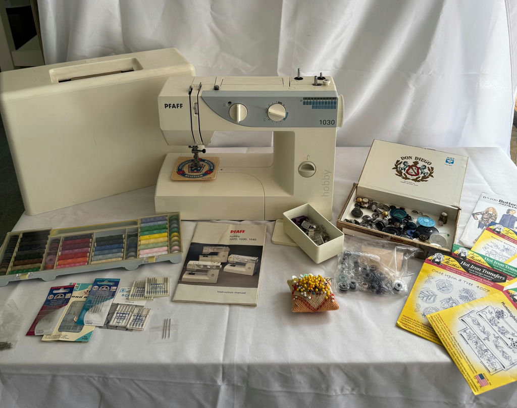 Pfaff Hobby 1030 sewing machine with accessories and patterns - image 1 of 13