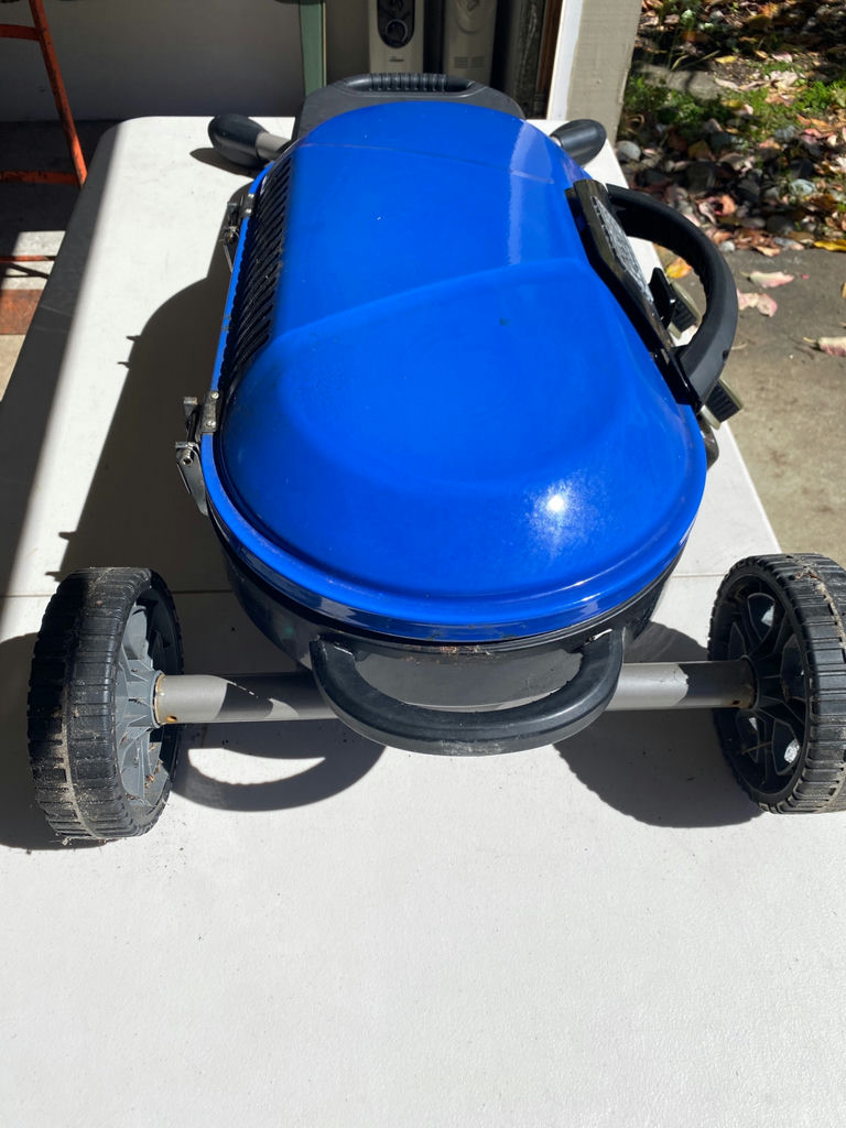 Portable Gas Grill on Cart and Tanks - image 4 of 7