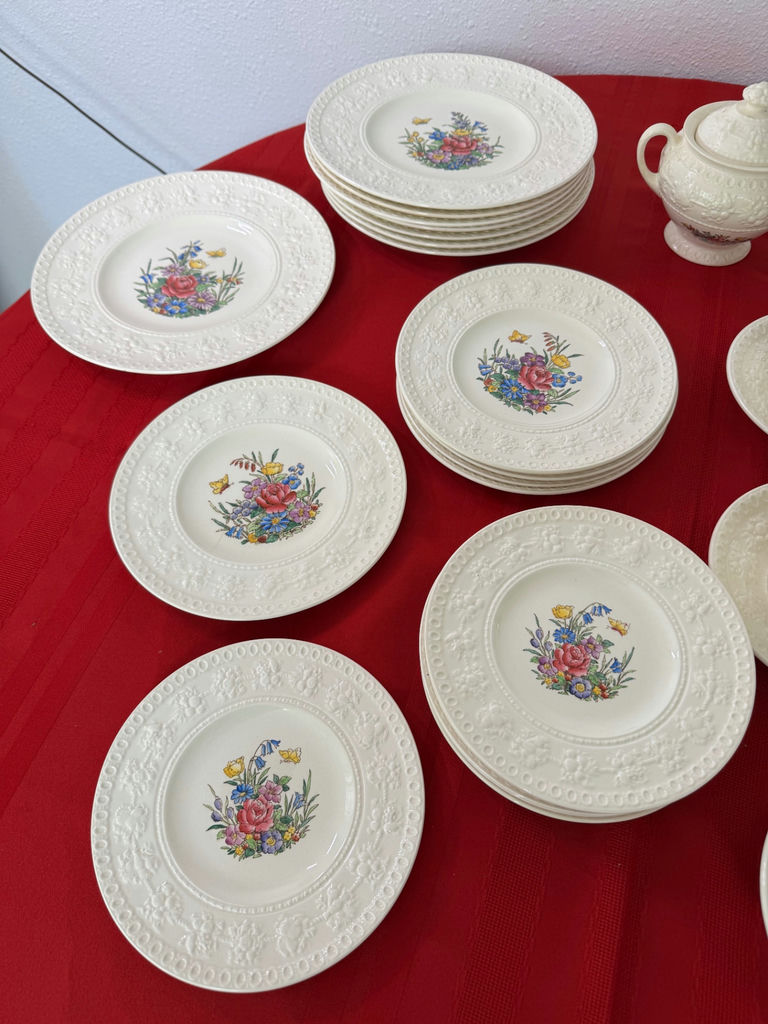 Rare Wedgewood "Tintern" Wellesley Tea & Coffee Service - image 2 of 17