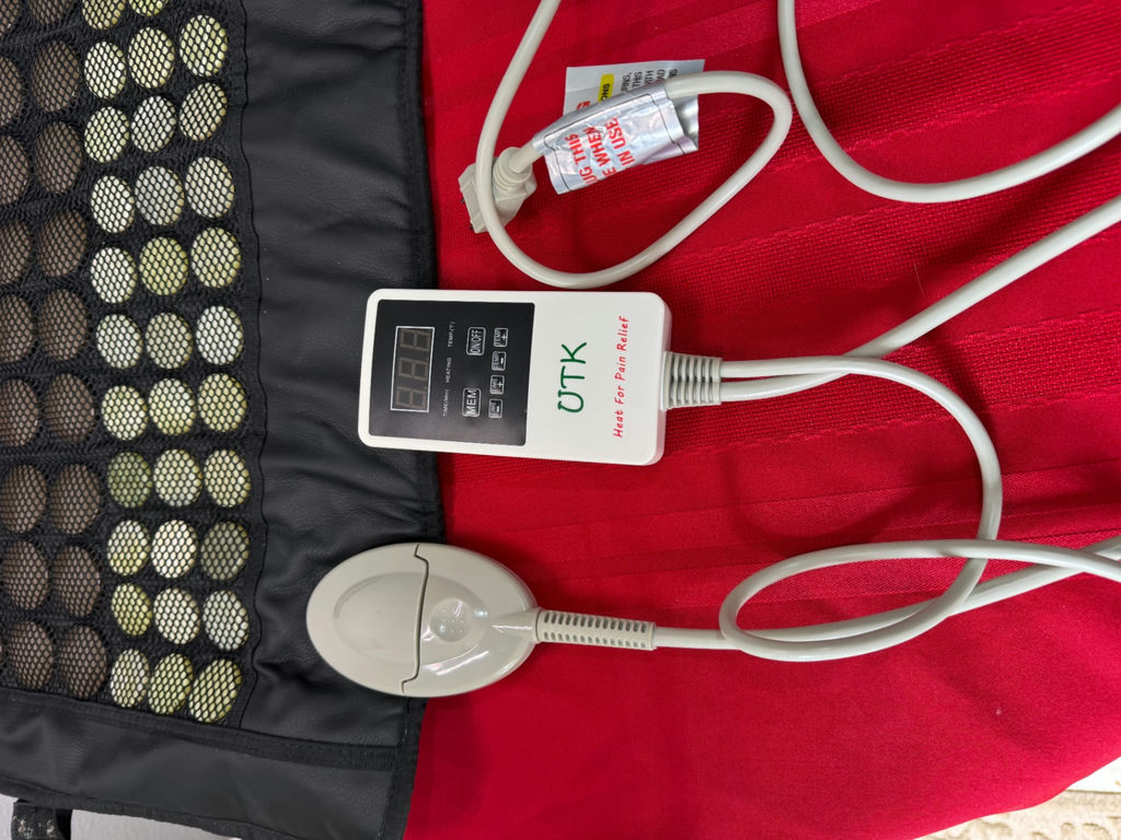 UTK Far Infrared Heating Pad with Controller and Case - image 2 of 4