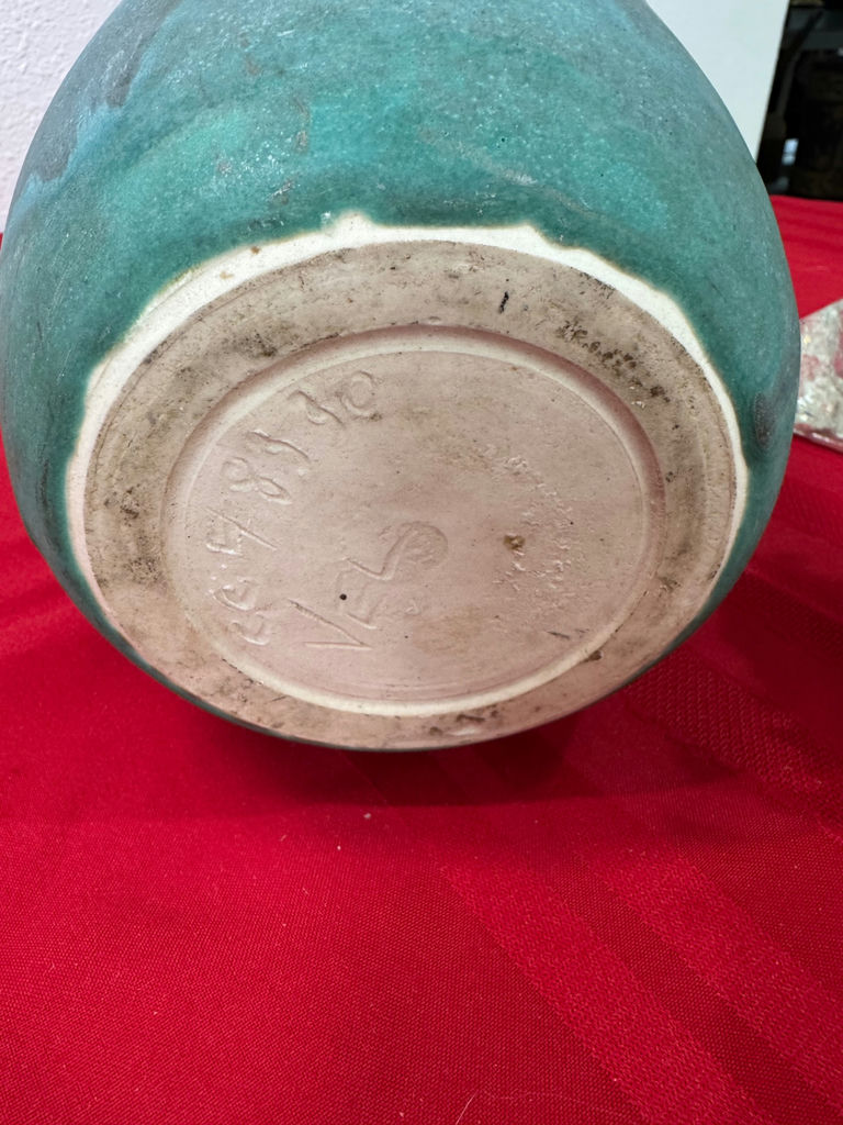 Seashells, vase, and decorative glass objects - image 6 of 6