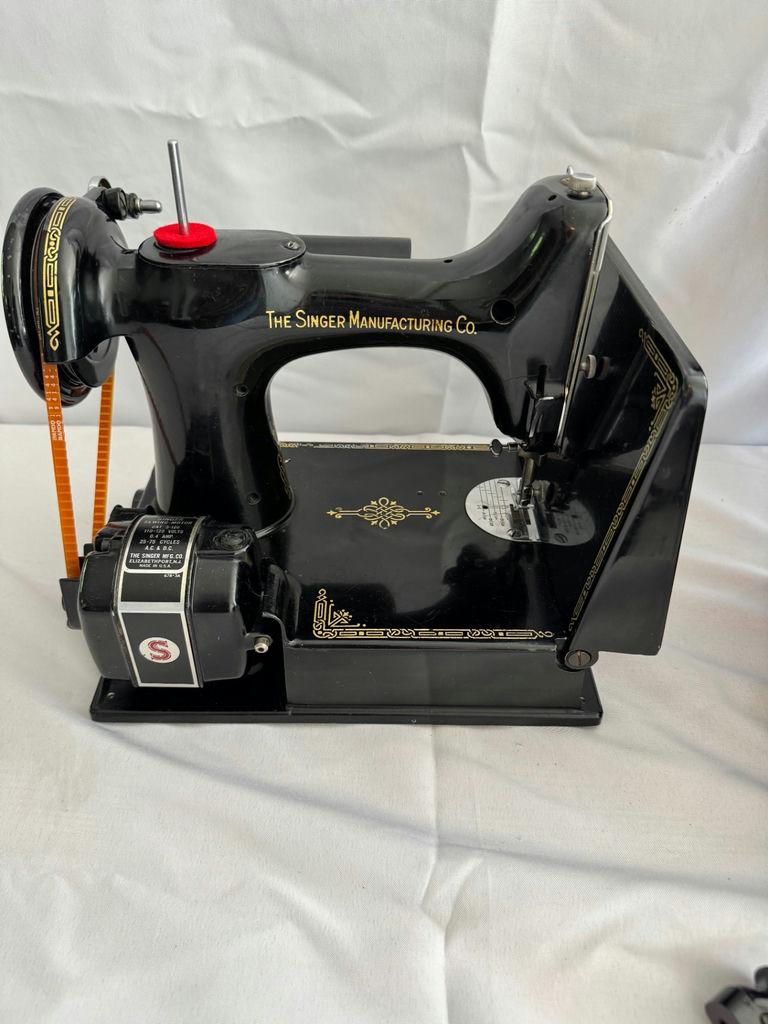 Vintage Singer Featherweight 221 Sewing Machine with Original Case  - image 3 of 10