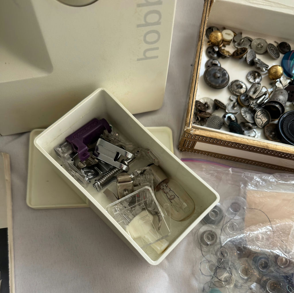 Pfaff Hobby 1030 sewing machine with accessories and patterns - image 6 of 13