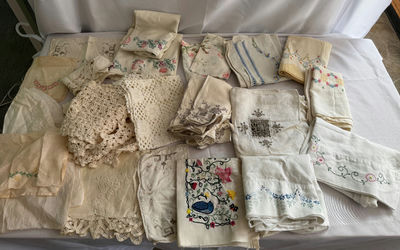 Assorted embroidered vintage linen textiles and fabrics - Image 1 of 4