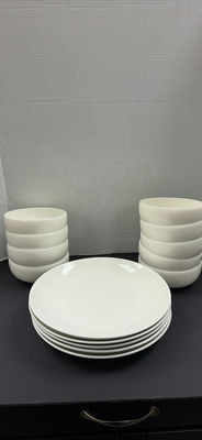 Royal Doulton Dinner Plates and More - Image 1 of 8
