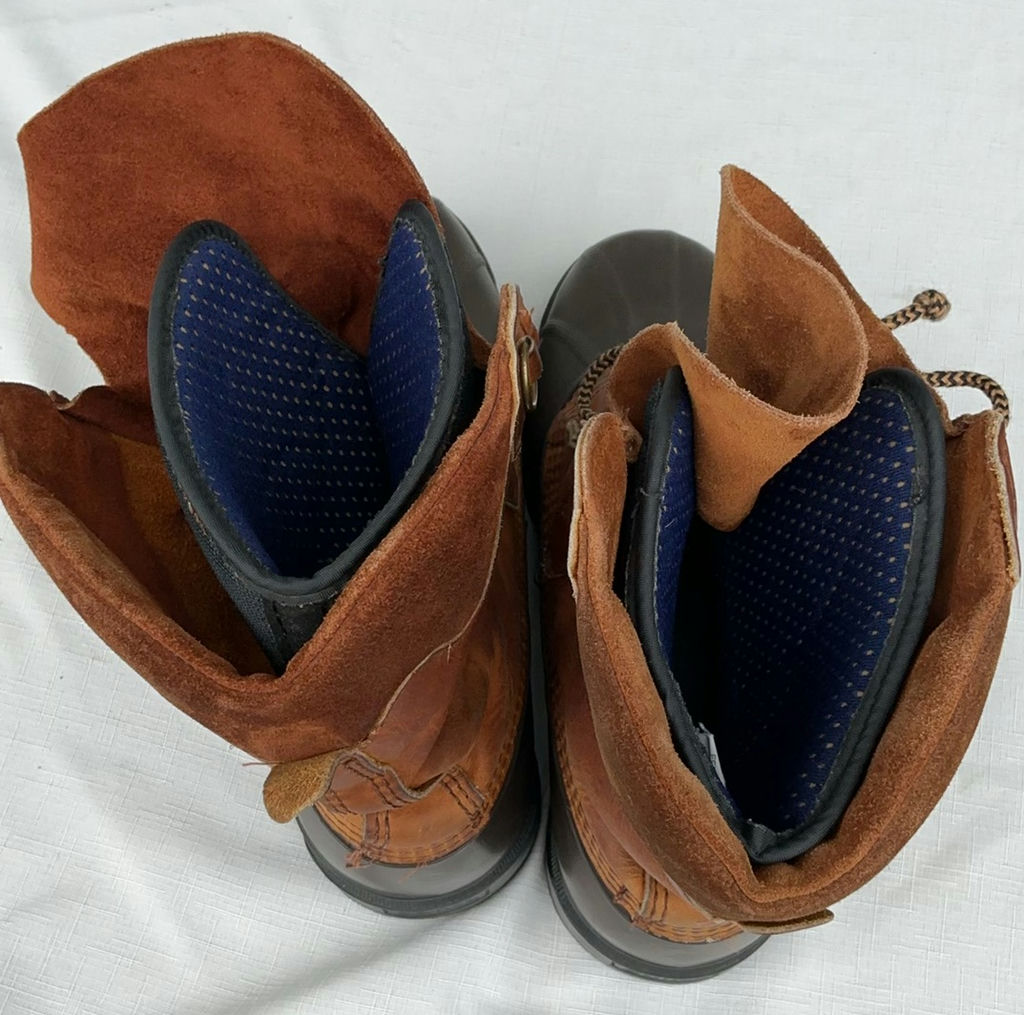Brown Sorel winter boots and black insulated gloves - image 5 of 5