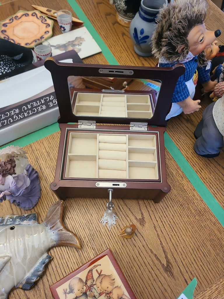 Assorted Collectables and Jewelry Box  - image 4 of 9