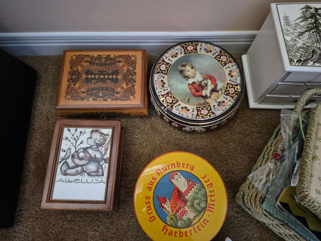 Assorted household items - image 2 of 5