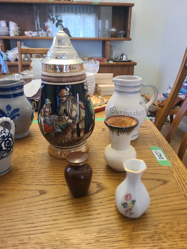 Assorted Ceramic and Glass Vases - image 4 of 9