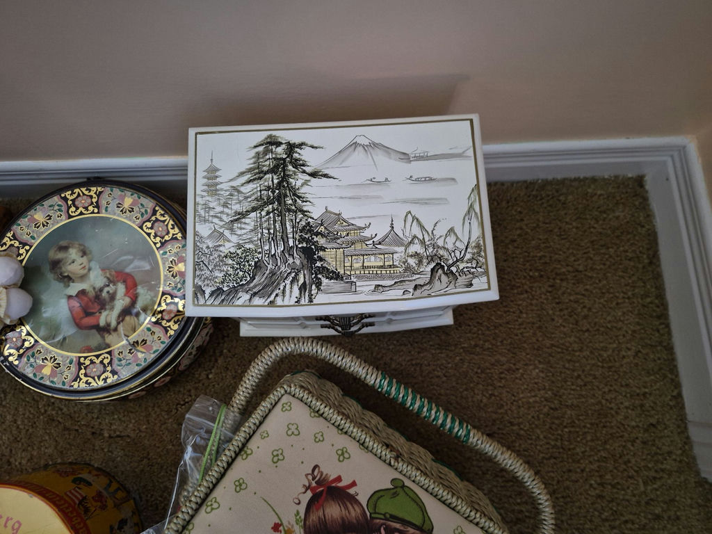 Assorted household items - image 4 of 5