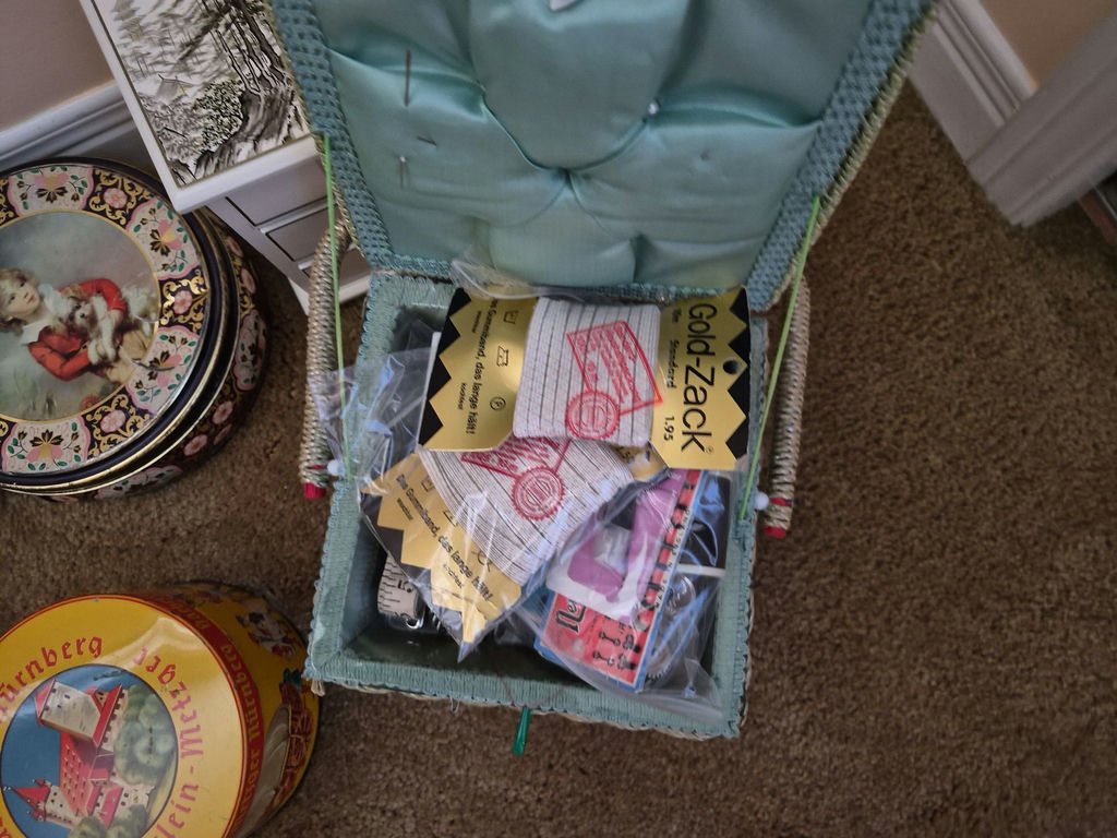 Assorted household items - image 5 of 5