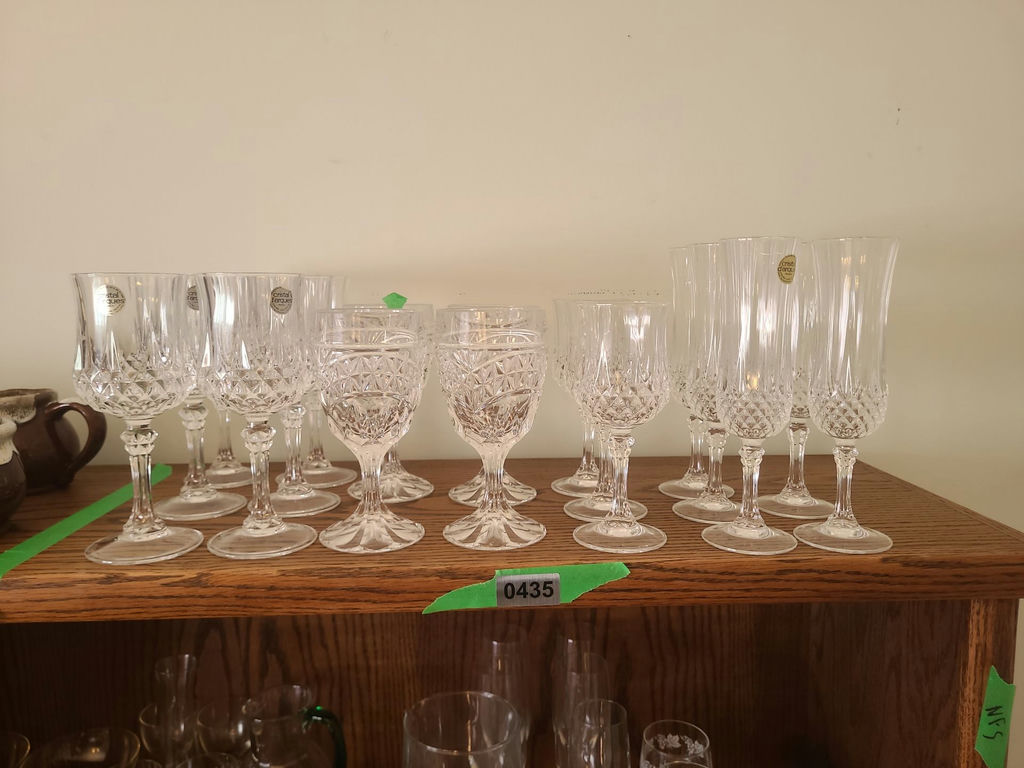 Various glassware - image 1 of 4