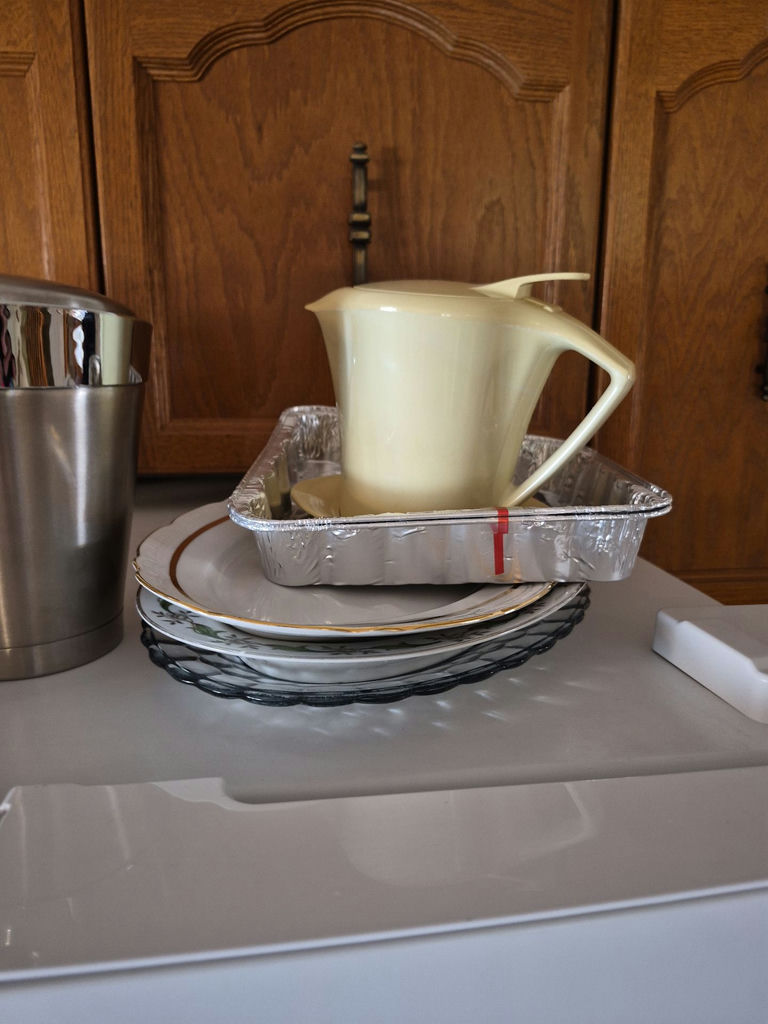 Assorted Kitchenware - image 4 of 4